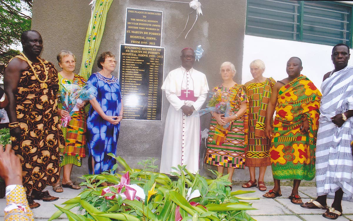 Feierliche Enthüllung der Tafel mit den Namen aller Missionshelferinnen die in Eikwe gelebt und gearbeitet haben